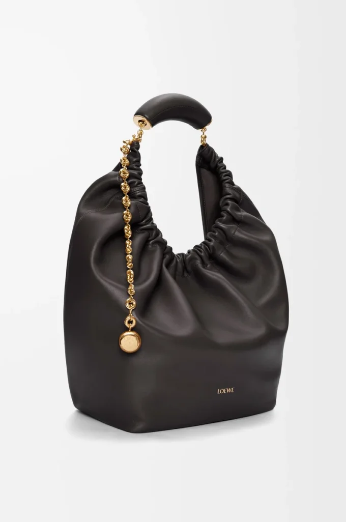 Mittlere Squeeze-Tasche aus weichem Nappalammleder in Schwarz