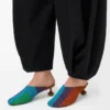 Mule aus besticktem Canvas in Caramel/Bright Green