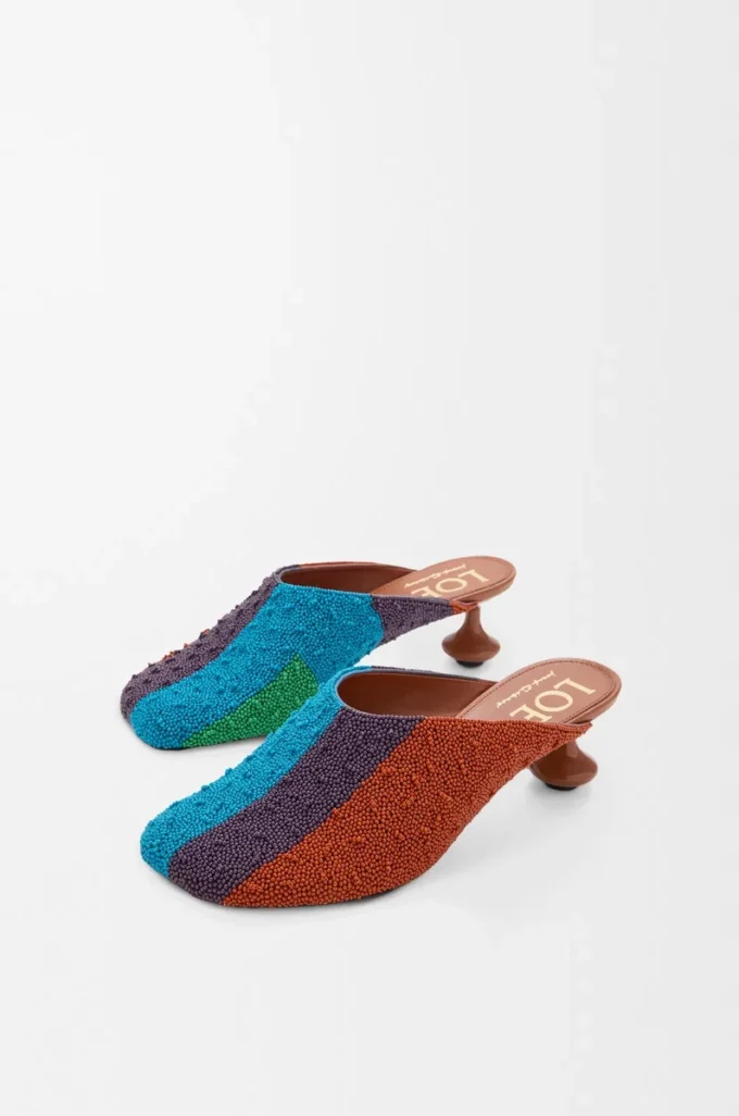 Mule aus besticktem Canvas in Caramel/Bright Green