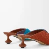 Mule aus besticktem Canvas in Caramel/Bright Green
