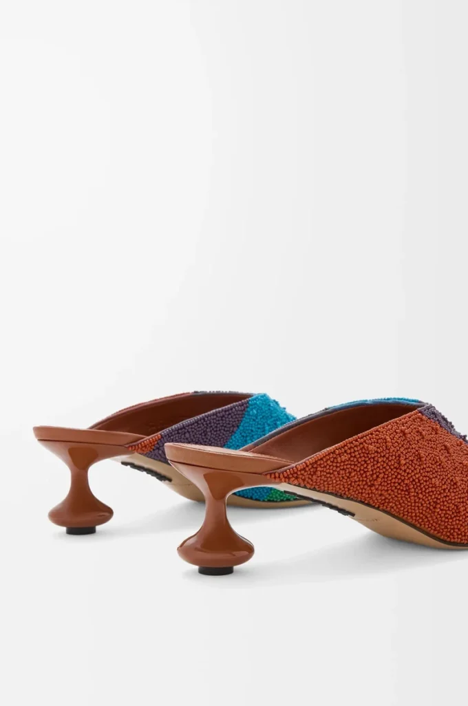 Mule aus besticktem Canvas in Caramel/Bright Green