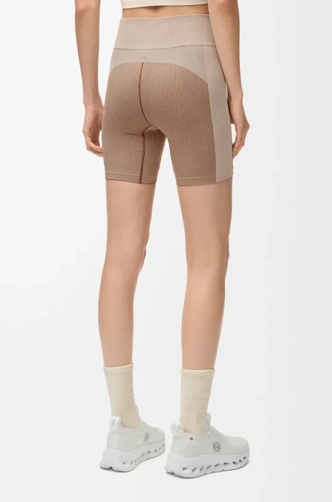 Nahtlose Shorts aus technischem Jersey in Elfenbein