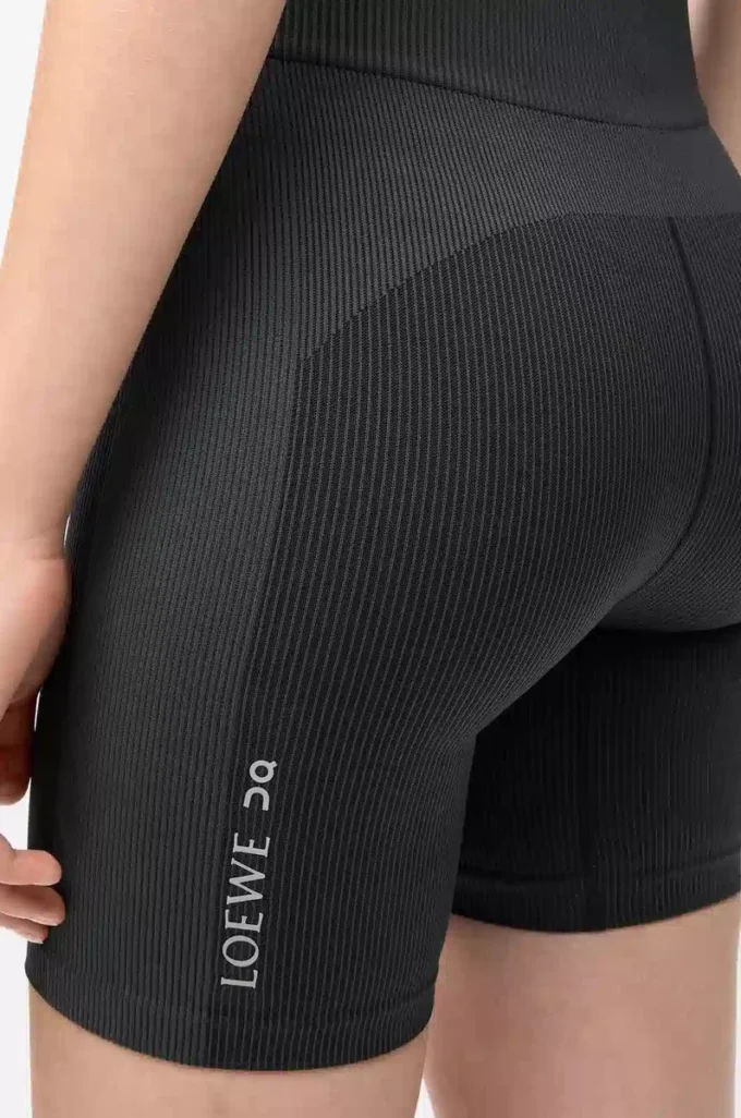 Nahtlose Shorts aus technischem Jersey in Schwarz