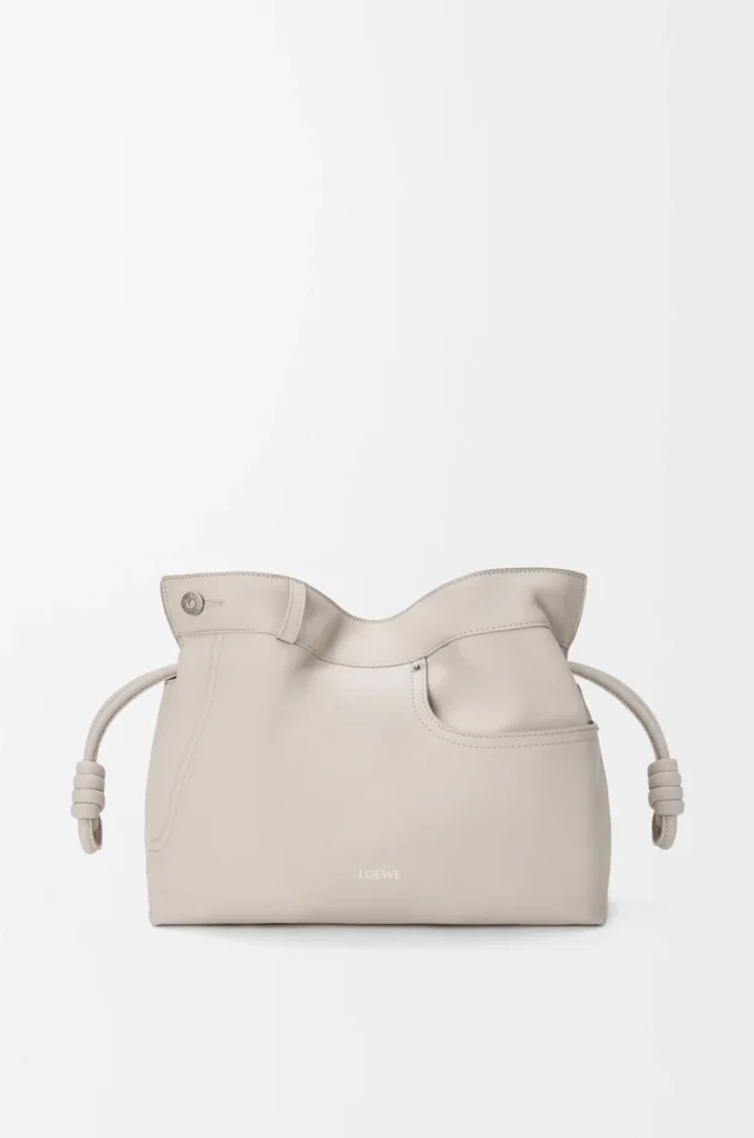 Panta Medium Flamenco Clutch aus glänzendem Kalbsleder Light Ghost