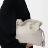 Panta Medium Flamenco Clutch aus glänzendem Kalbsleder Light Ghost
