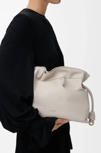 Panta Medium Flamenco Clutch aus glänzendem Kalbsleder Light Ghost