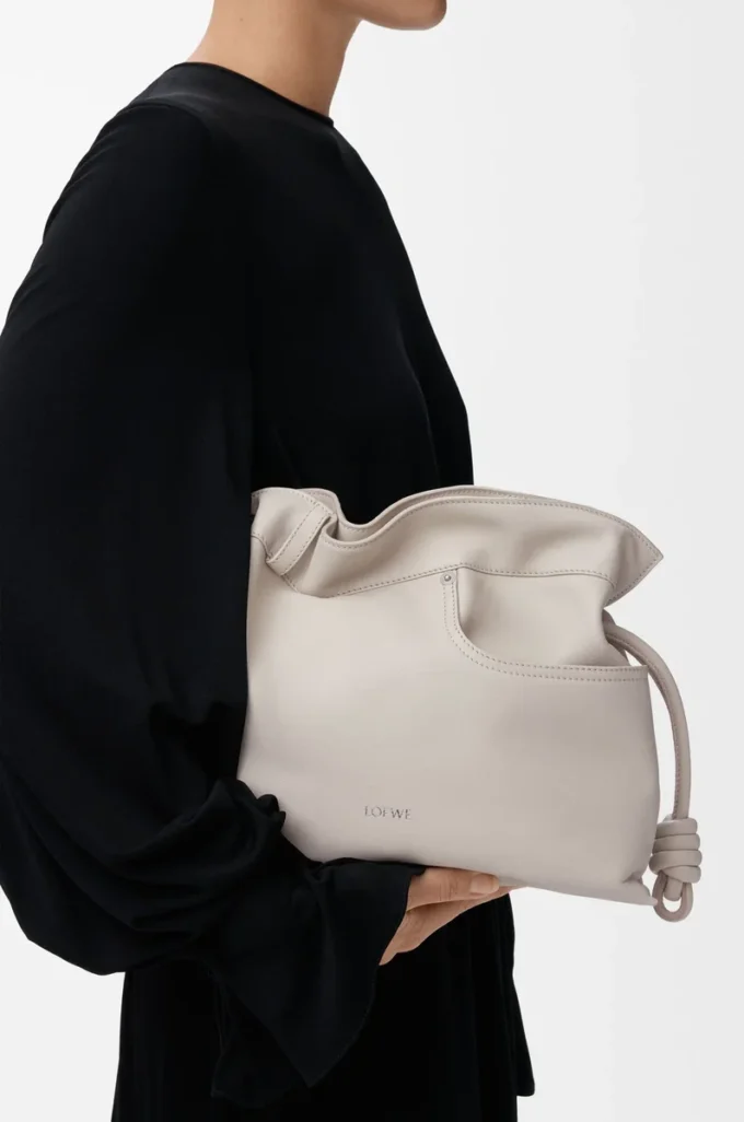 Panta Medium Flamenco Clutch aus glänzendem Kalbsleder Light Ghost