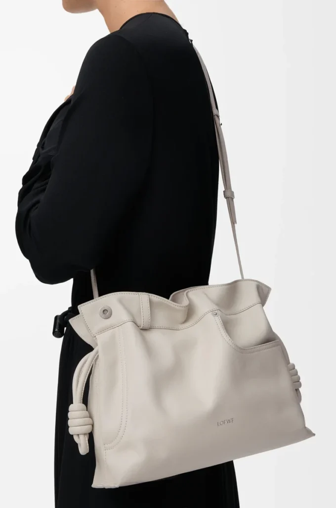 Panta Medium Flamenco Clutch aus glänzendem Kalbsleder Light Ghost