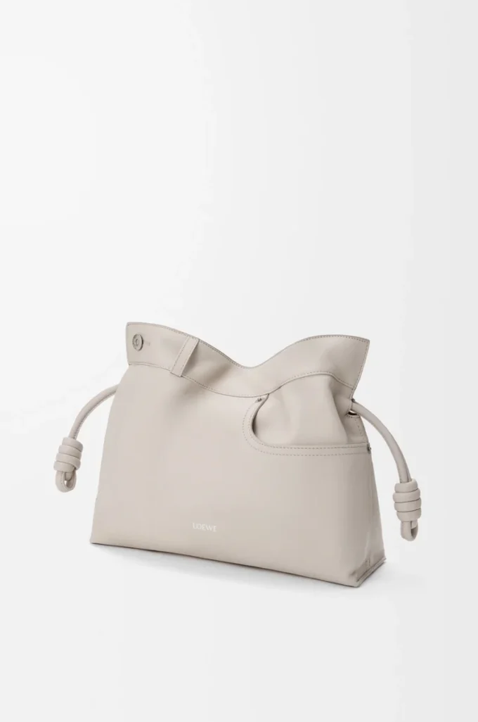 Panta Medium Flamenco Clutch aus glänzendem Kalbsleder Light Ghost
