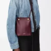 Pebble-Beutel aus glattem Kalbsleder Dark Burgundy