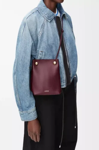Pebble-Beutel aus glattem Kalbsleder Dark Burgundy