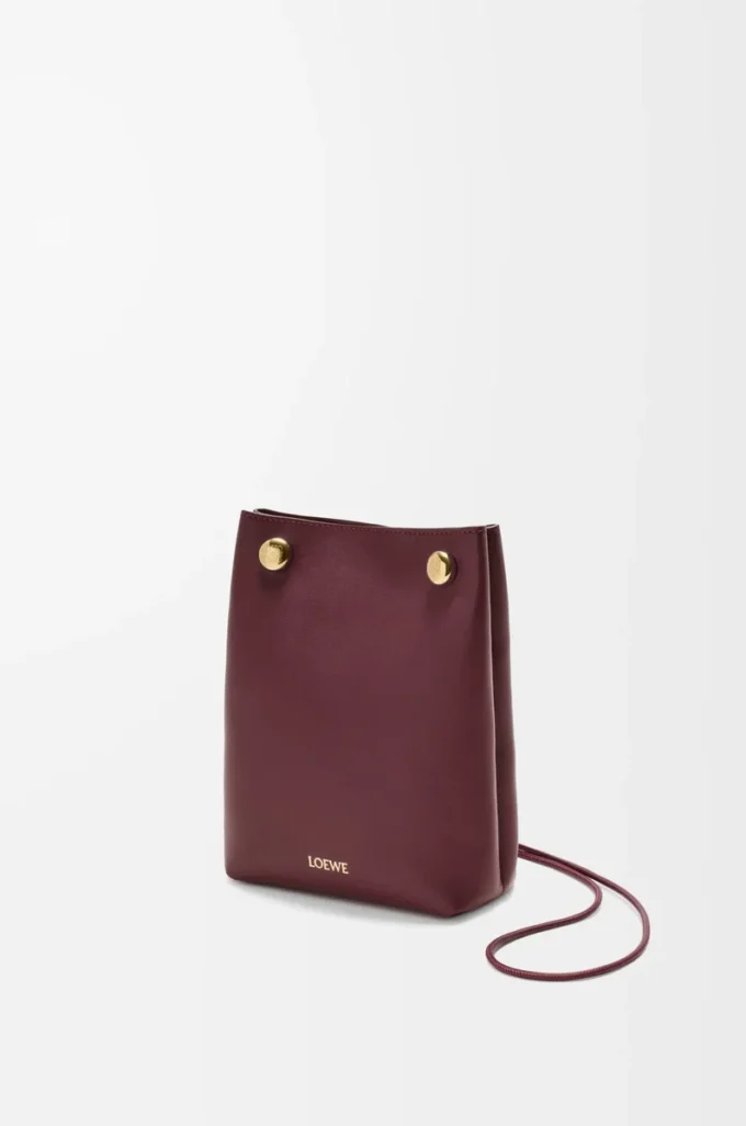 Pebble-Beutel aus glattem Kalbsleder Dark Burgundy