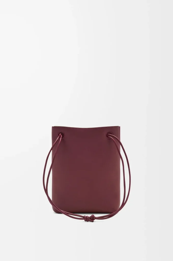 Pebble-Beutel aus glattem Kalbsleder Dark Burgundy