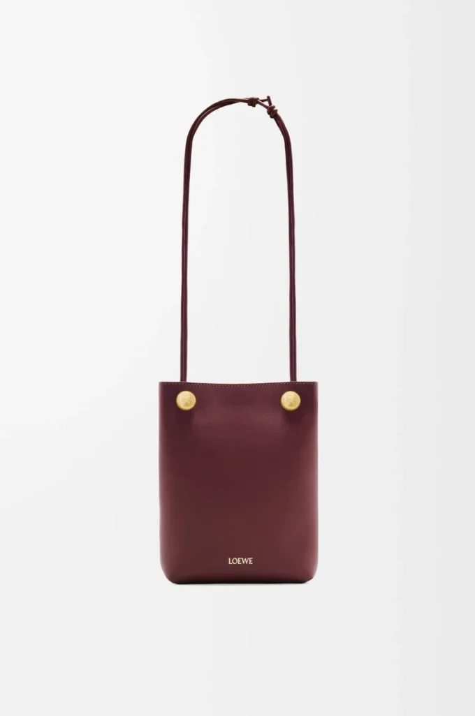 Pebble-Beutel aus glattem Kalbsleder Dark Burgundy