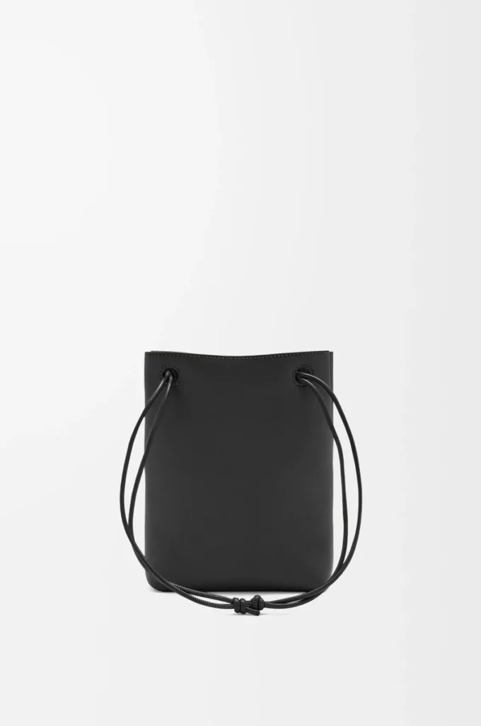 Pebble-Beutel aus glattem Kalbsleder in Schwarz