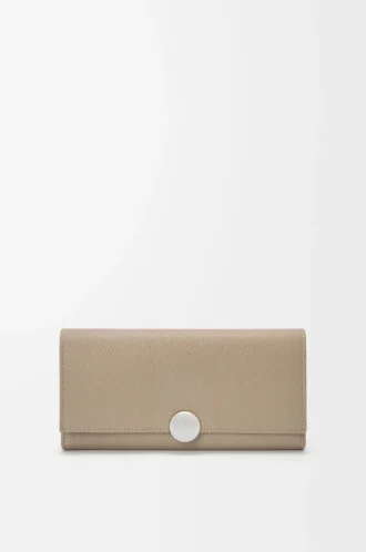 Pebble Continental-Brieftasche aus mini-genarbtem Kalbsleder in Clay