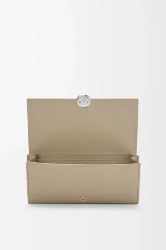 Pebble Continental-Brieftasche aus mini-genarbtem Kalbsleder in Clay