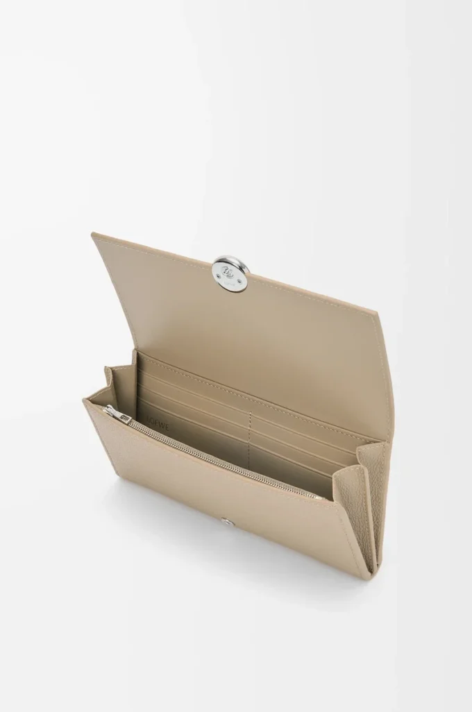 Pebble Continental-Brieftasche aus mini-genarbtem Kalbsleder in Clay