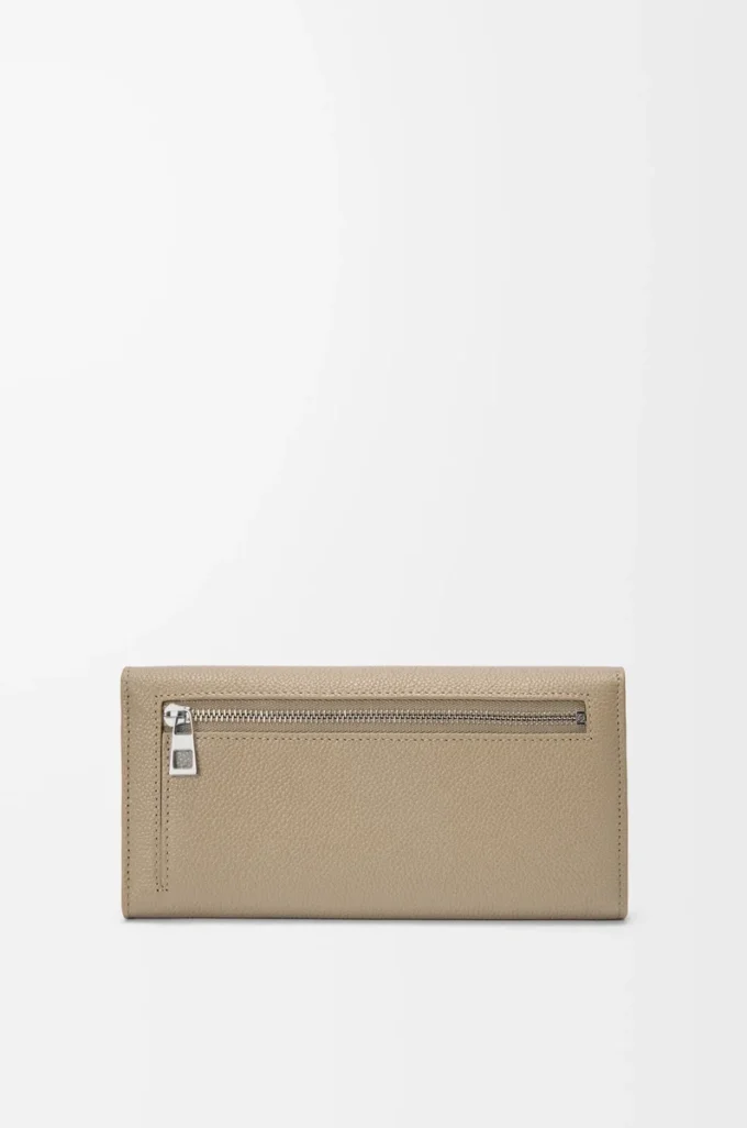 Pebble Continental-Brieftasche aus mini-genarbtem Kalbsleder in Clay