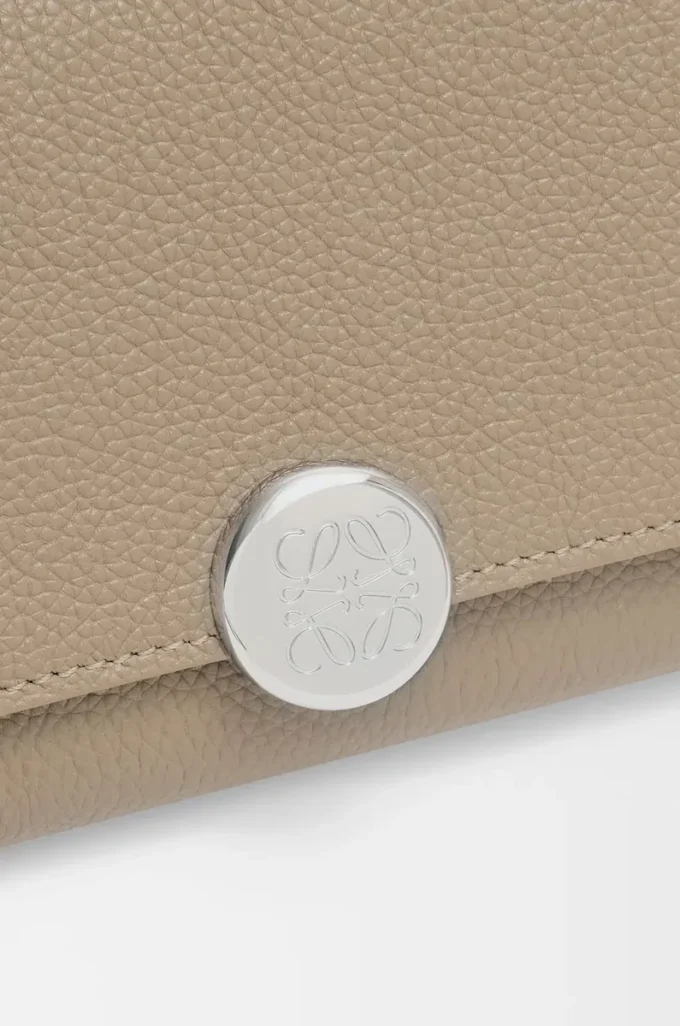 Pebble Continental-Brieftasche aus mini-genarbtem Kalbsleder in Clay