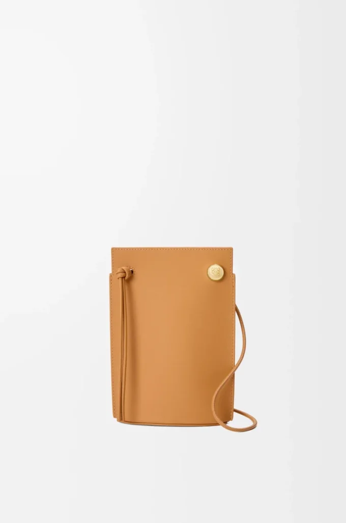 Pebble Dice Tasche aus klassischem Kalbsleder in Warm Desert