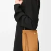 Pebble Dice Tasche aus klassischem Kalbsleder in Warm Desert