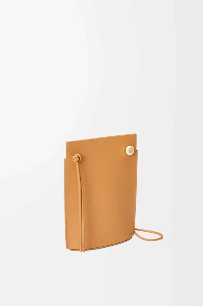 Pebble Dice Tasche aus klassischem Kalbsleder in Warm Desert
