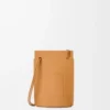 Pebble Dice Tasche aus klassischem Kalbsleder in Warm Desert
