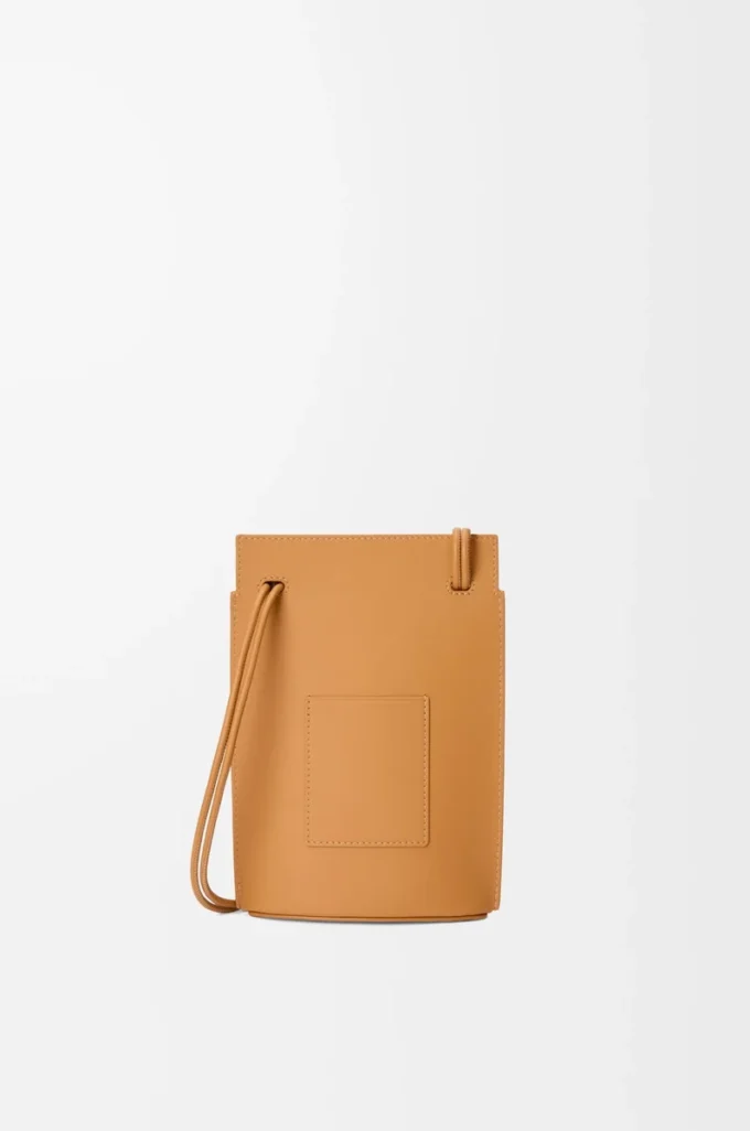 Pebble Dice Tasche aus klassischem Kalbsleder in Warm Desert