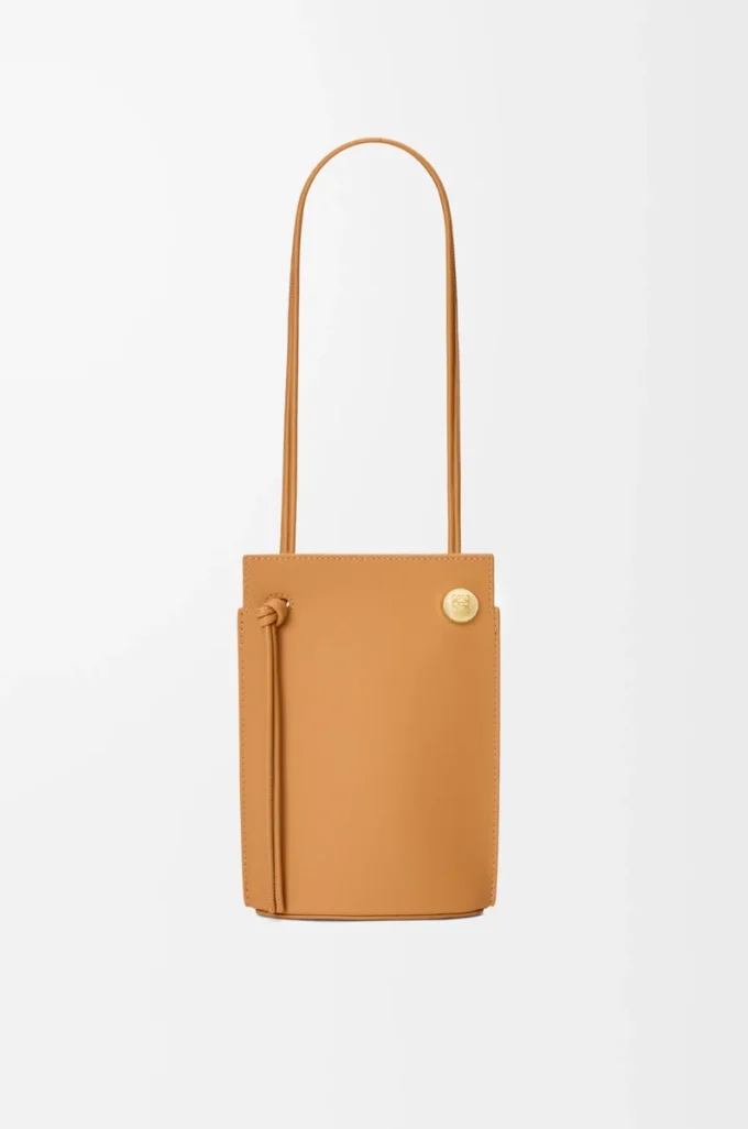 Pebble Dice Tasche aus klassischem Kalbsleder in Warm Desert