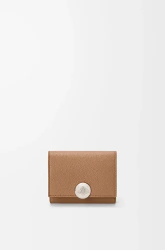 Pebble dreifach gefaltete Geldbörse aus pebble grain Kalbsleder in Mocha