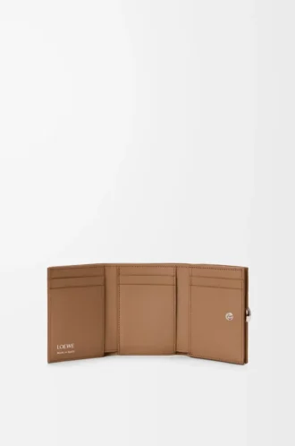 Pebble dreifach gefaltete Geldbörse aus pebble grain Kalbsleder in Mocha