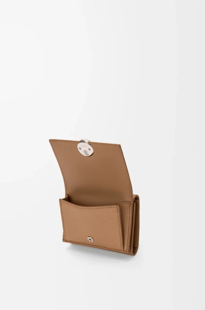 Pebble dreifach gefaltete Geldbörse aus pebble grain Kalbsleder in Mocha