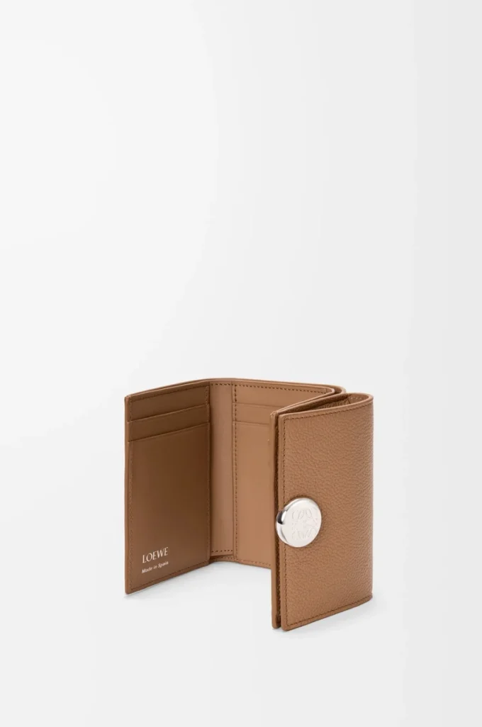 Pebble dreifach gefaltete Geldbörse aus pebble grain Kalbsleder in Mocha