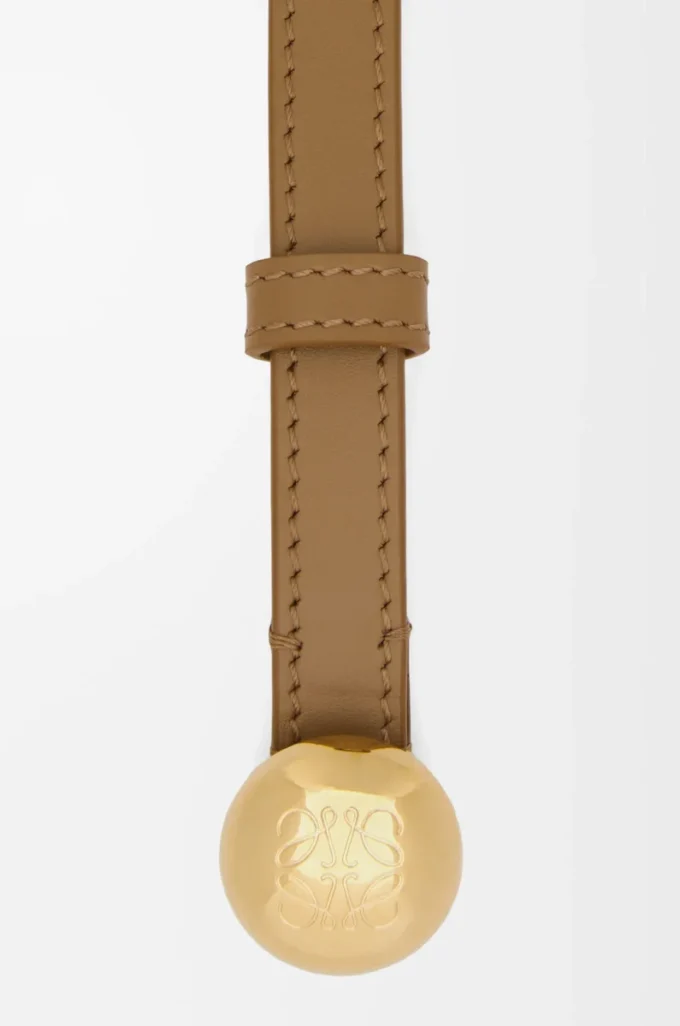Pebble-Gürtel aus glattem Kalbsleder in Eiche/Gold