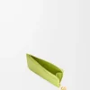 Pebble-Münzkartenetui aus glänzendem Nappakalbsleder in Meadow Green