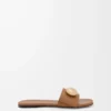 Pebble-Pantolette aus weichem Kalbsleder in Eiche