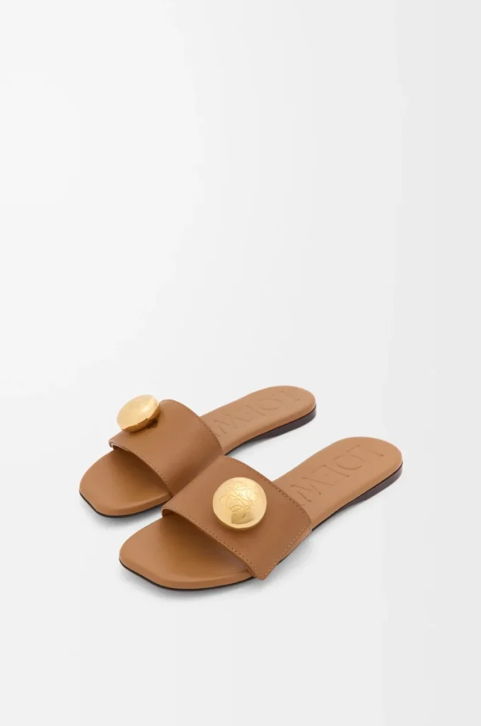 Pebble-Pantolette aus weichem Kalbsleder in Eiche