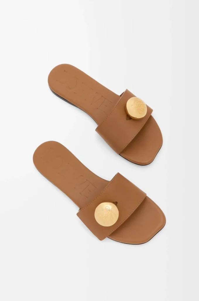 Pebble-Pantolette aus weichem Kalbsleder in Eiche