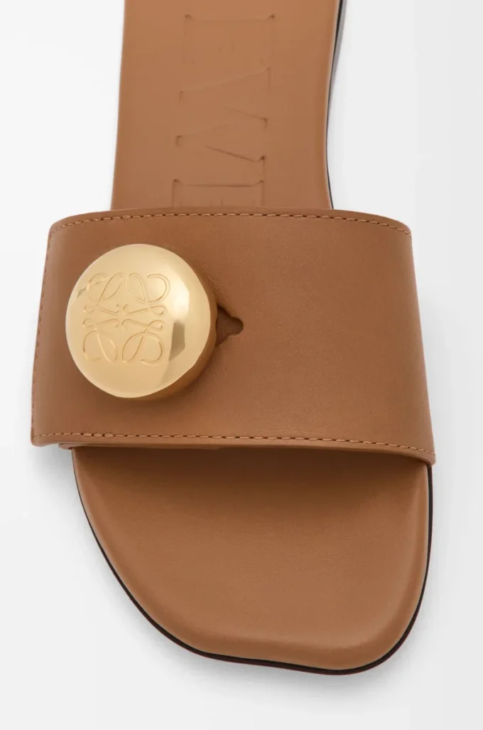 Pebble-Pantolette aus weichem Kalbsleder in Eiche