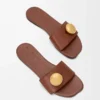 Pebble-Pantolette aus weichem Kalbsleder in Rust