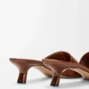 Pebble-Pantolette aus weichem Kalbsleder in Rust