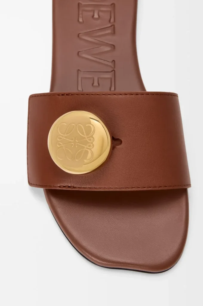 Pebble-Pantolette aus weichem Kalbsleder in Rust
