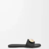 Pebble-Pantolette aus weichem Kalbsleder in Schwarz