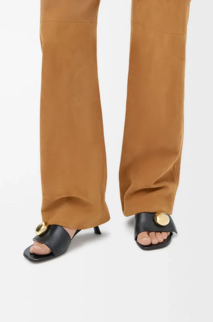 Pebble-Pantolette aus weichem Kalbsleder in Schwarz