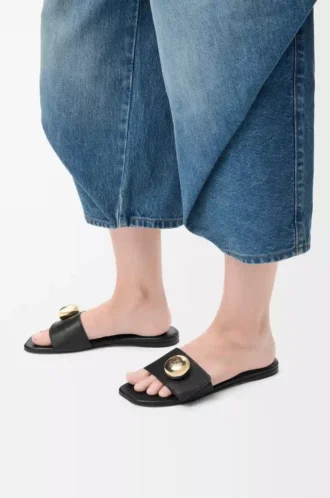 Pebble-Pantolette aus weichem Kalbsleder in Schwarz