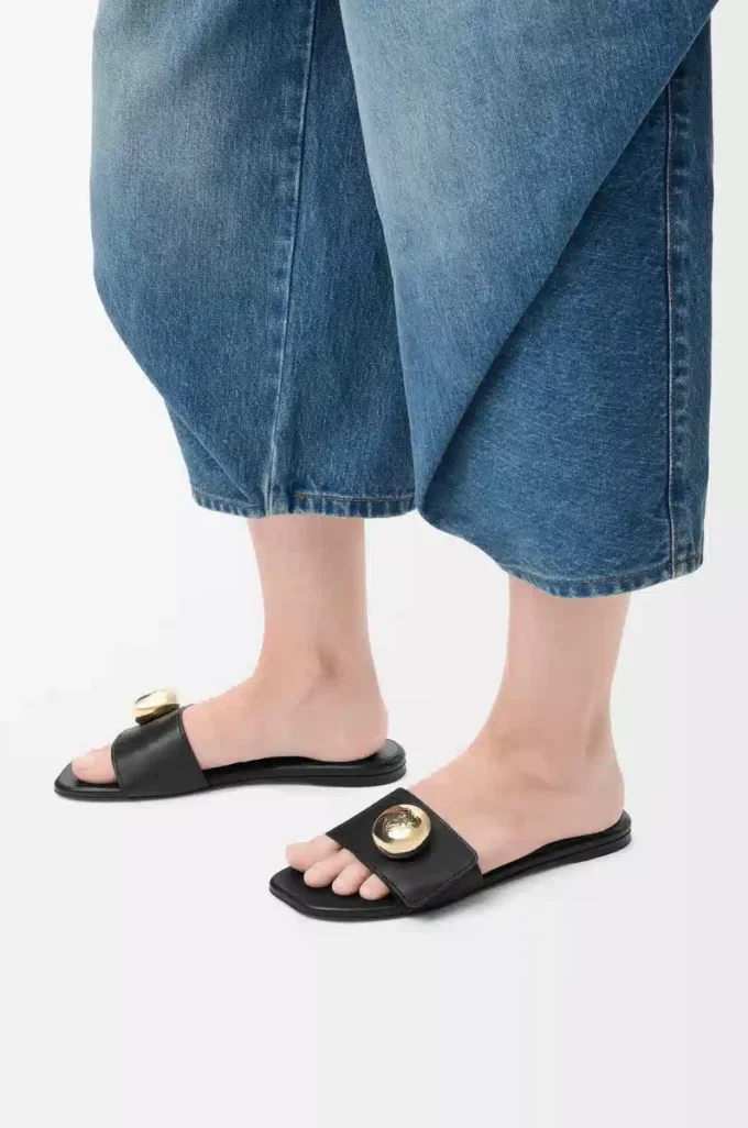 Pebble-Pantolette aus weichem Kalbsleder in Schwarz