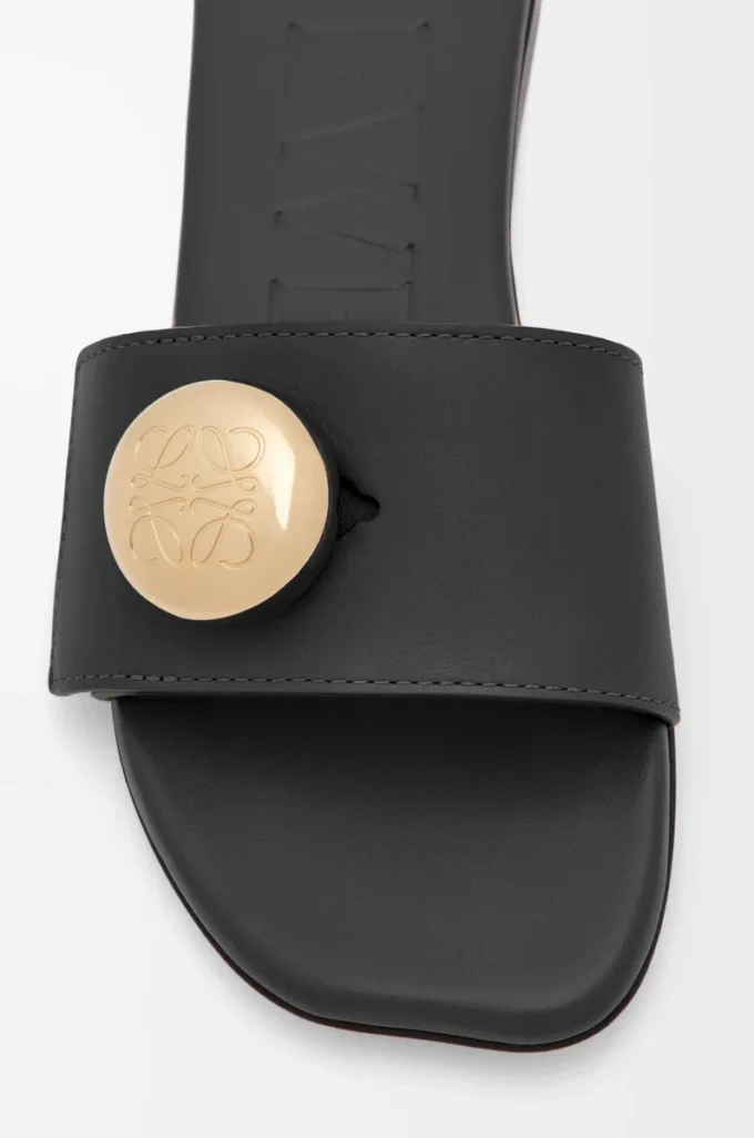Pebble-Pantolette aus weichem Kalbsleder in Schwarz