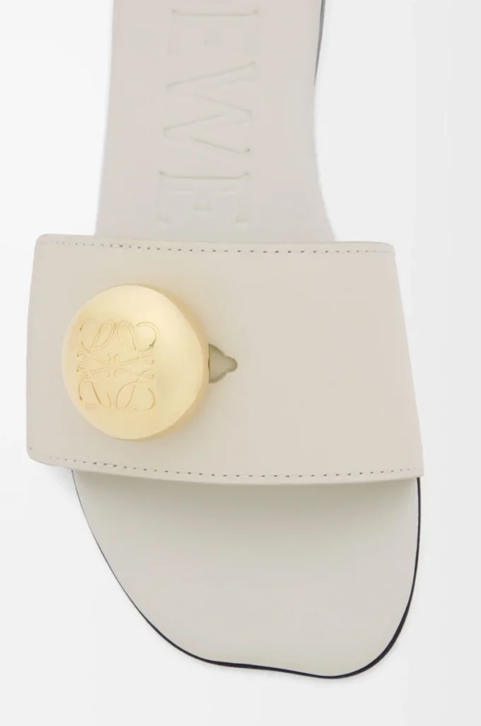 Pebble-Pantolette aus weichem Kalbsleder in Sea Salt