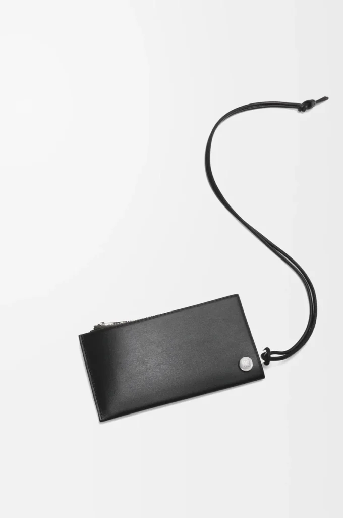 Pebble Slider Münzkartenetui aus glänzendem Nappakalbsleder in Schwarz/Dunkelkhaki